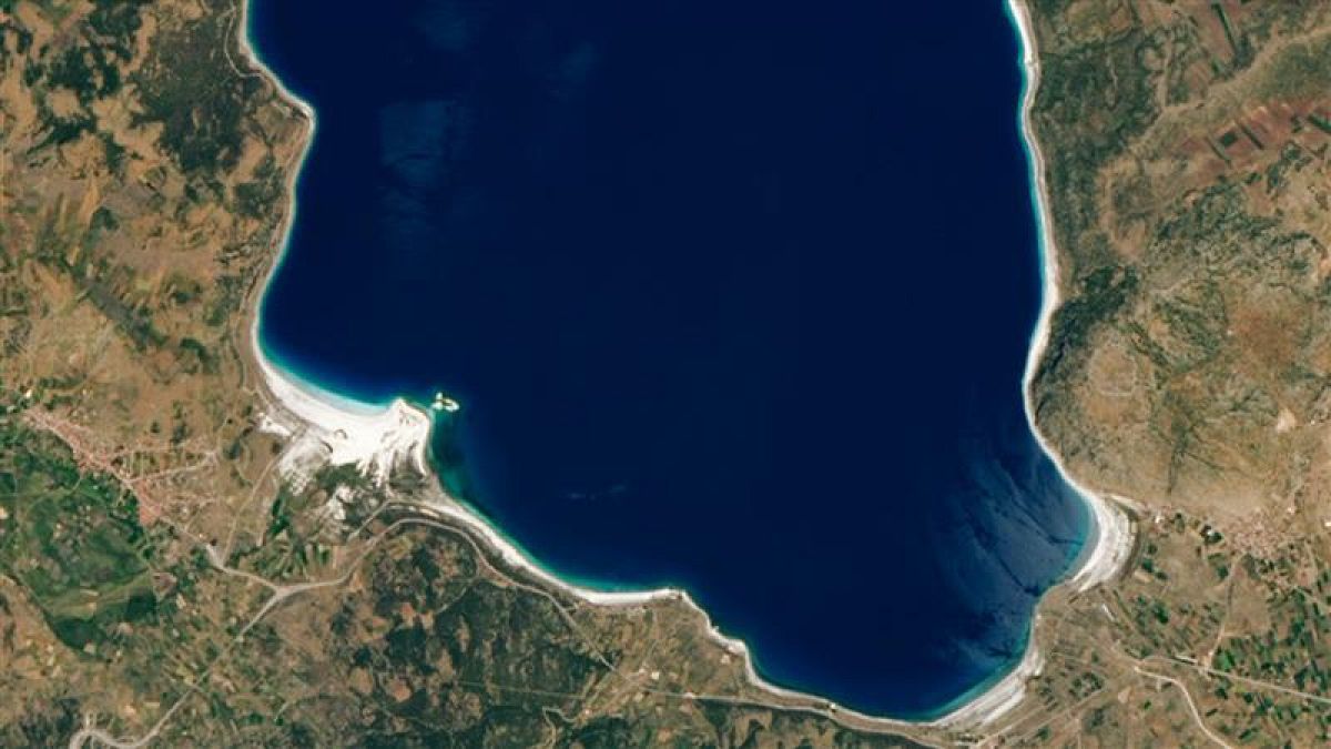 Salda Gölü, etrafına saçılan asfalt nedeniyle tehlike altında.
