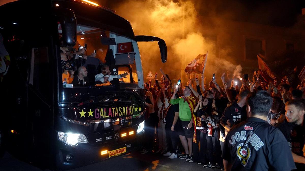 Galatasaraylı taraftarlar galibiyeti Florya'da kutladı!