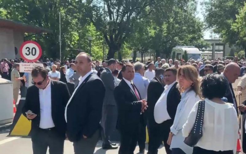 CHP'de Salı Günü Gerilimi ve Meclis Önü Olayları
