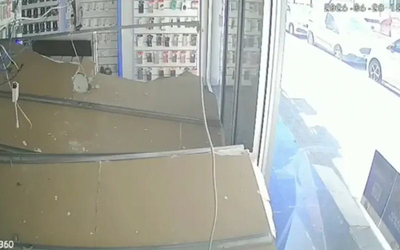 İş Yerinde Asma Tavanın Çökmesi Güvenlik Kameralarına Yansıdı