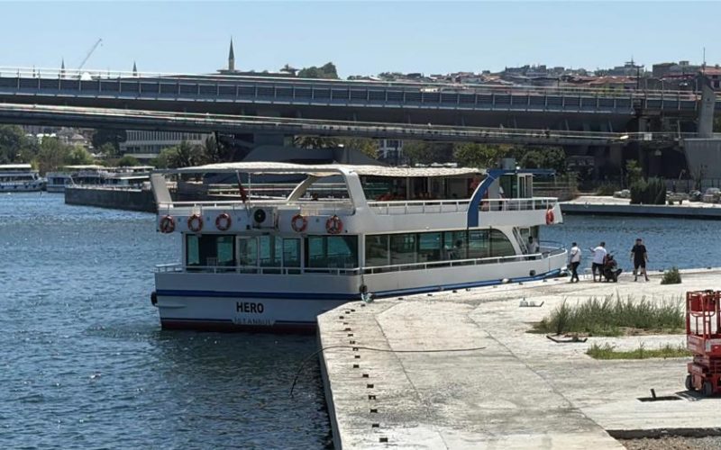 Haliç'te Teknenin Köprü Ayağına Çarpması Sonrası Kayıp Personel İçin Arama Çalışmaları Devam Ediyor