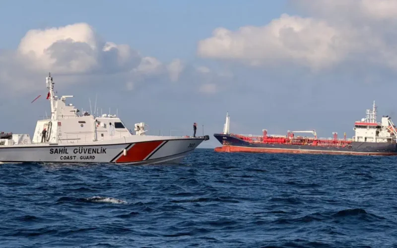 Silivri’de kayıp 10 mürettebat için umutlu bekleyiş: 'Umudumuz kayıp filika'